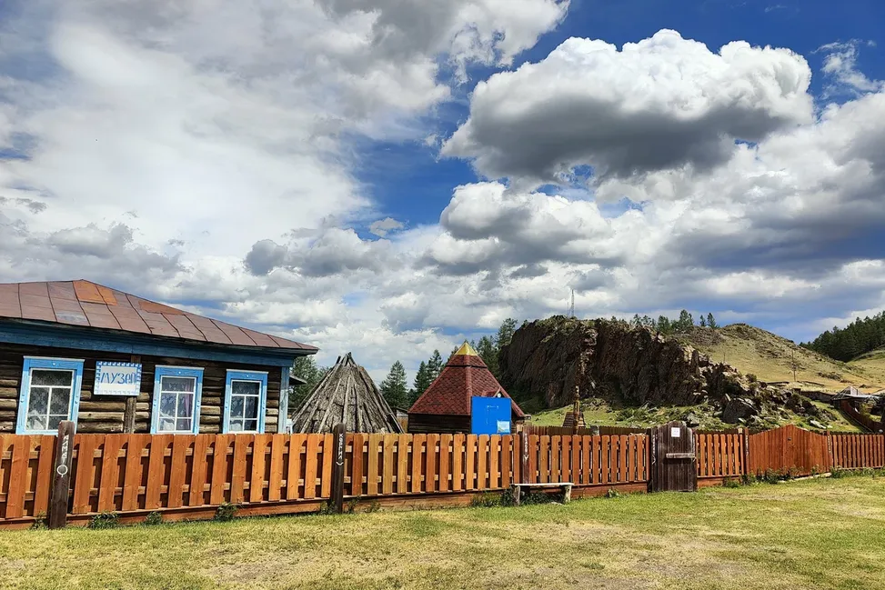 здание музея и забор