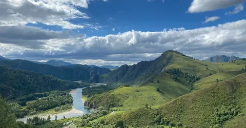 горы, река и облака