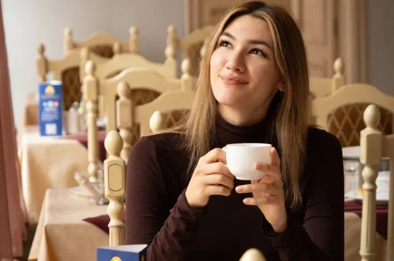 девушка с чашкой чая