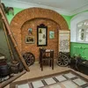 экспонаты в помещении с кирпичной стеной