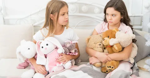 koncepcia-zadnyh-detei-problemy-v-otnoseniah-sester-delites-igruskami-s-druz-ami-deti-v-spal-ne-igraut-v-igruski-ona-ne-hocet-delit-sa-svoimi-igruskami-problema-sopernicestva-sester-oskorblennye-cuvstva-nahmurennoe