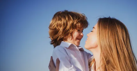 koncepcia_dna_materi_rebenok_syn_obnimaet_mamu_mat_i_mal_cik_ulybautsa