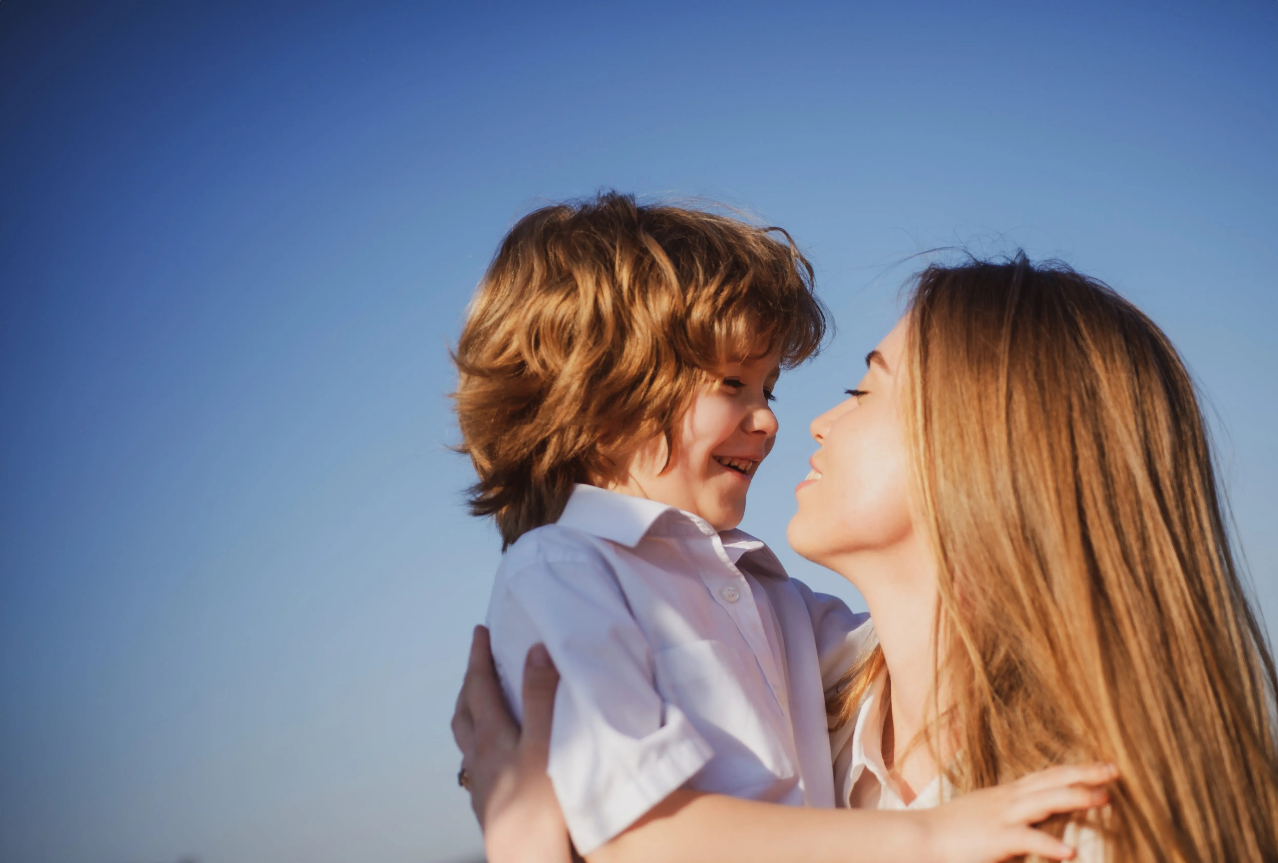 мама играет с сыном