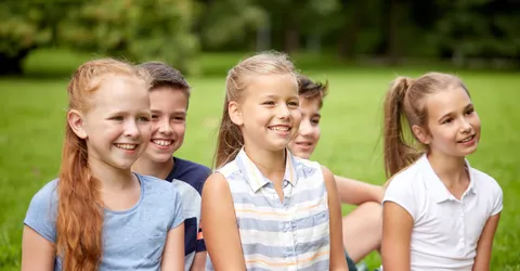 koncepcia_druzby_detstva_otdyha_i_ludei_gruppa_scastlivyh_detei