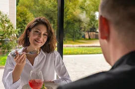 krupnym-planom-deti-begaut-vmeste 2 (1)