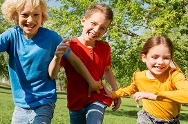 krupnym-planom-deti-begaut-vmeste 2 (2)