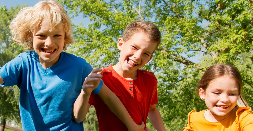 krupnym-planom-deti-begaut-vmeste 2