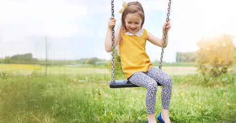 krupnym-planom-na-kacelah-molodaa-krasivaa-devuska