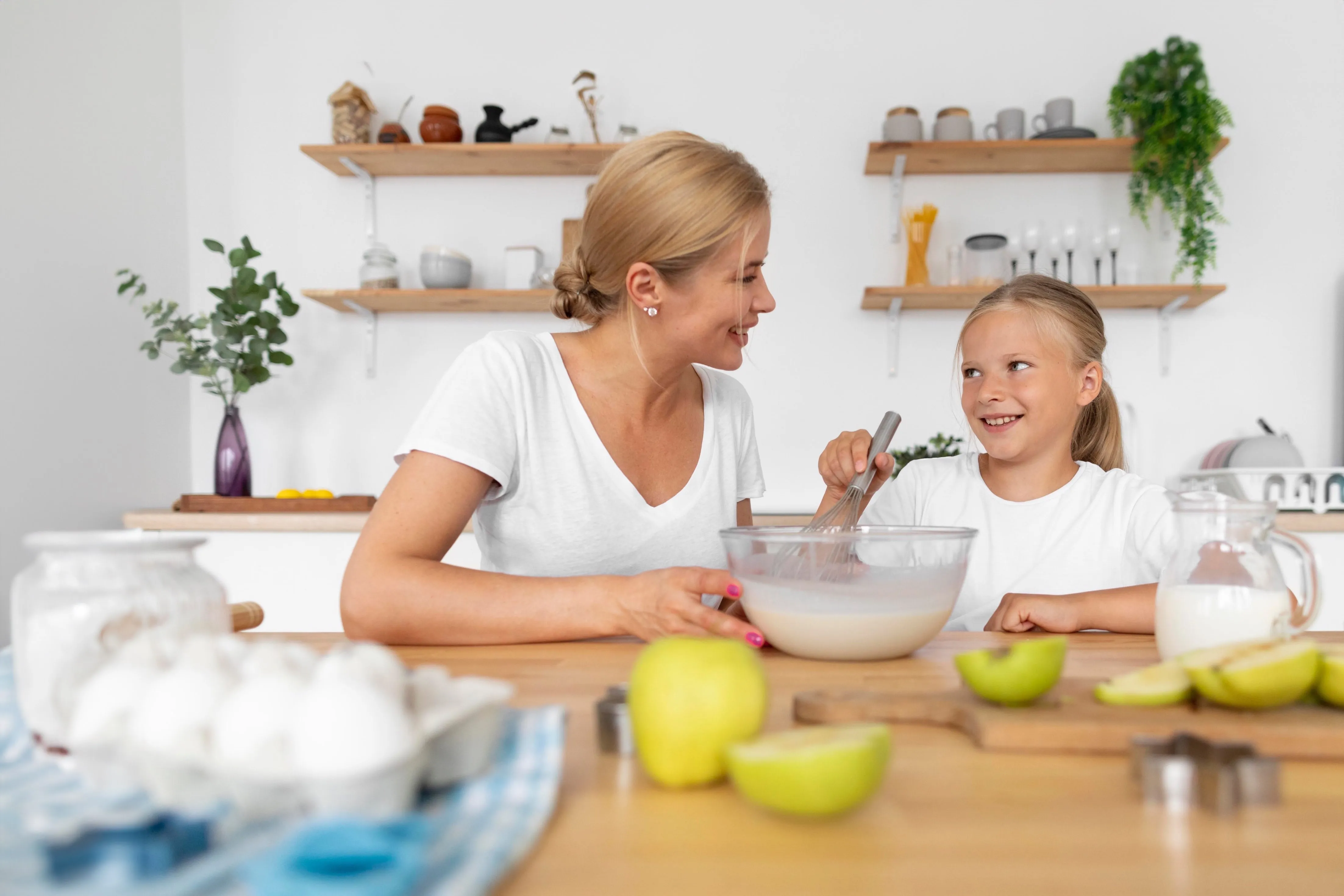 мама и дочка готовят