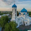 синие купола у церкви
