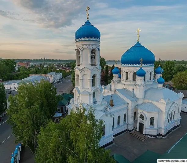 синие купола у церкви