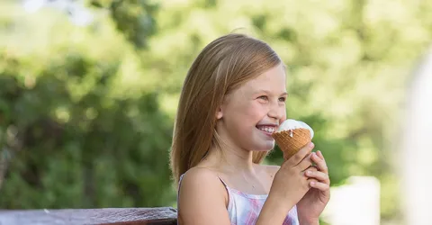 malen-kaa-devocka-ulybaetsa-derza-morozenoe