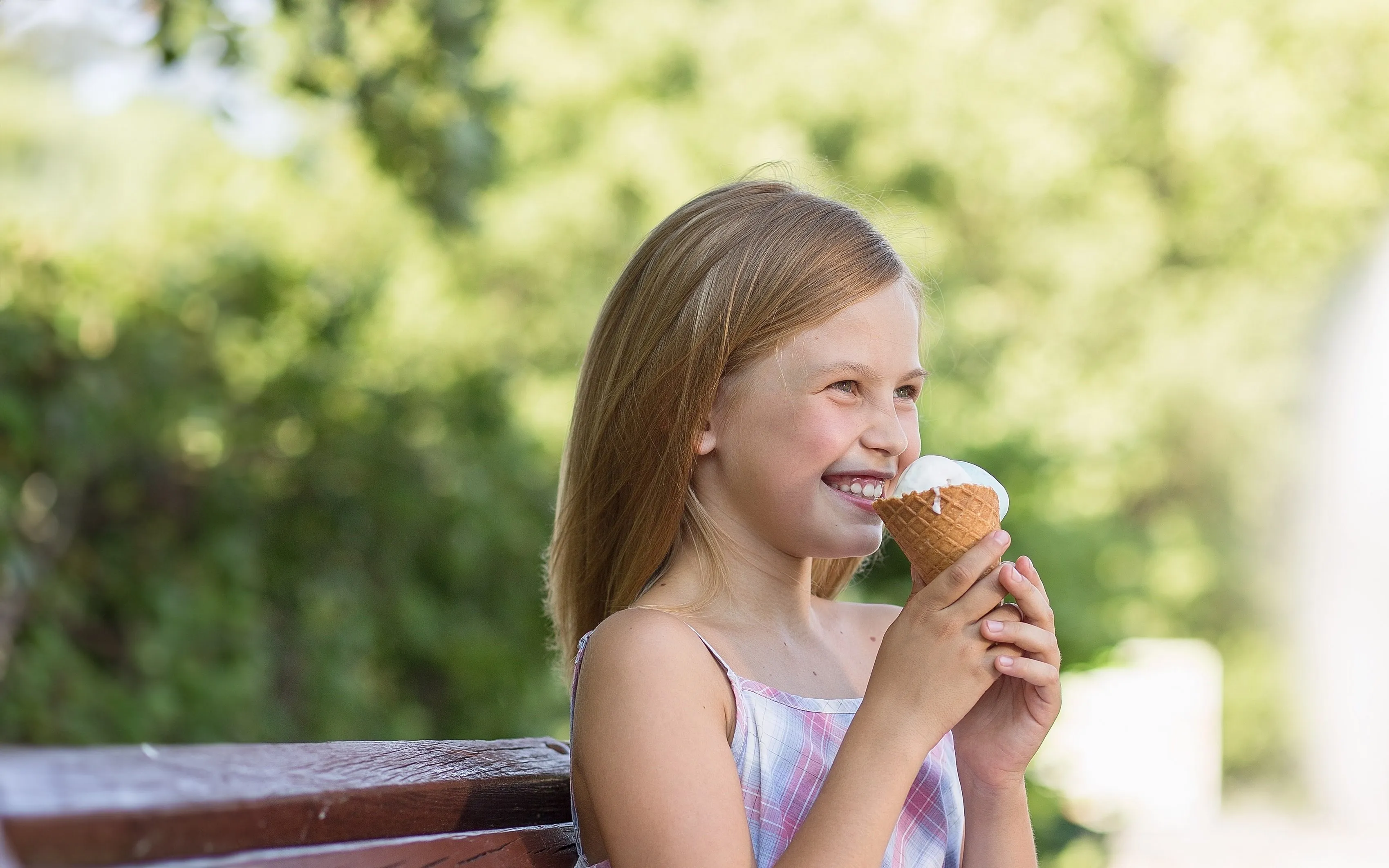 девочка ест мороженное