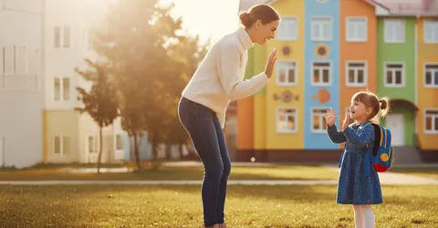 мама играте с дочкой