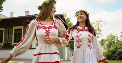 molodye-ludi-veselatsa-vo-vrema-narodnyh-tancev