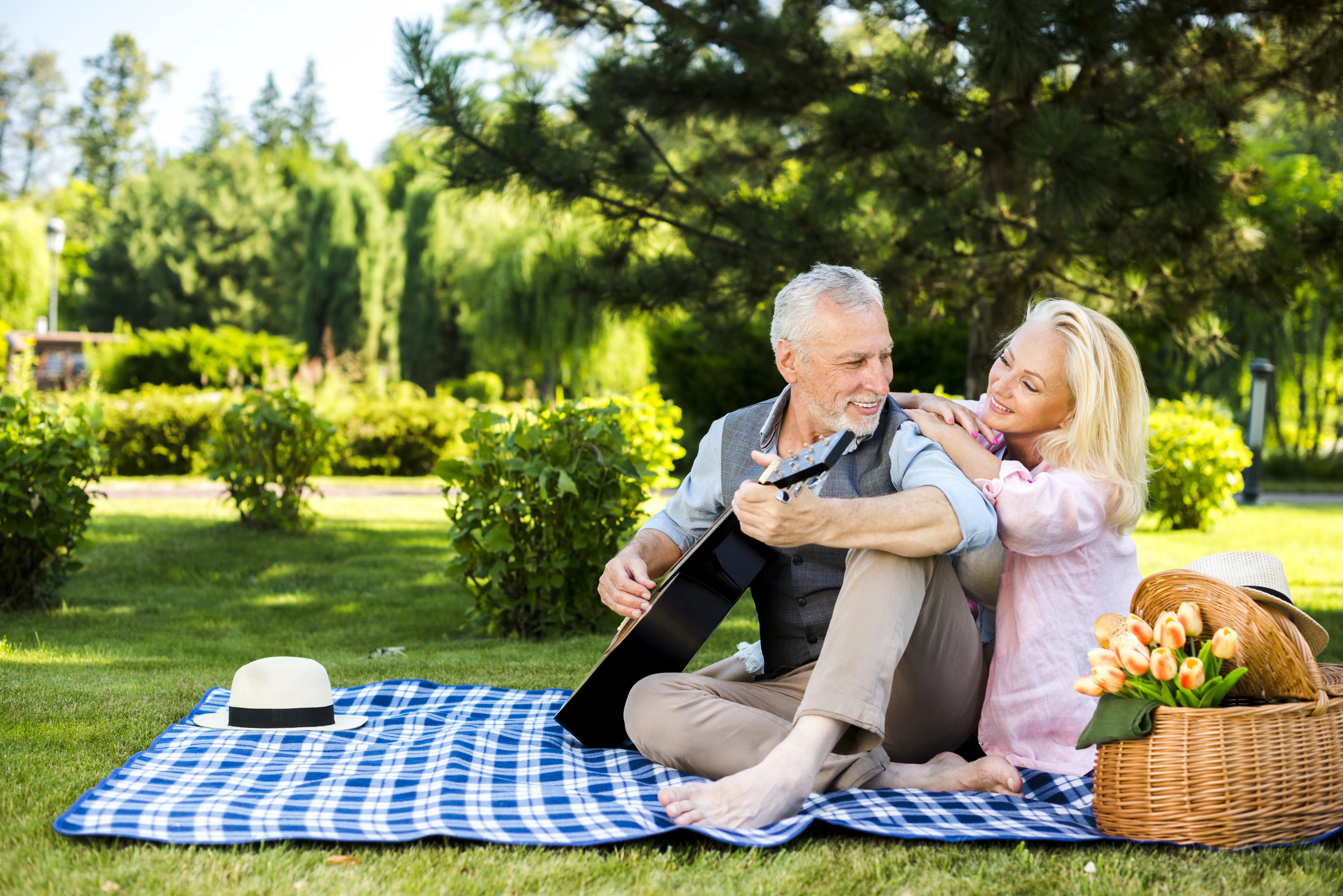 old-man-woman-blanket-picnic