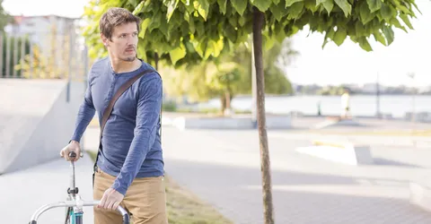 portret-slucainogo-muzciny-poziruusego-na-otkrytom-vozduhe