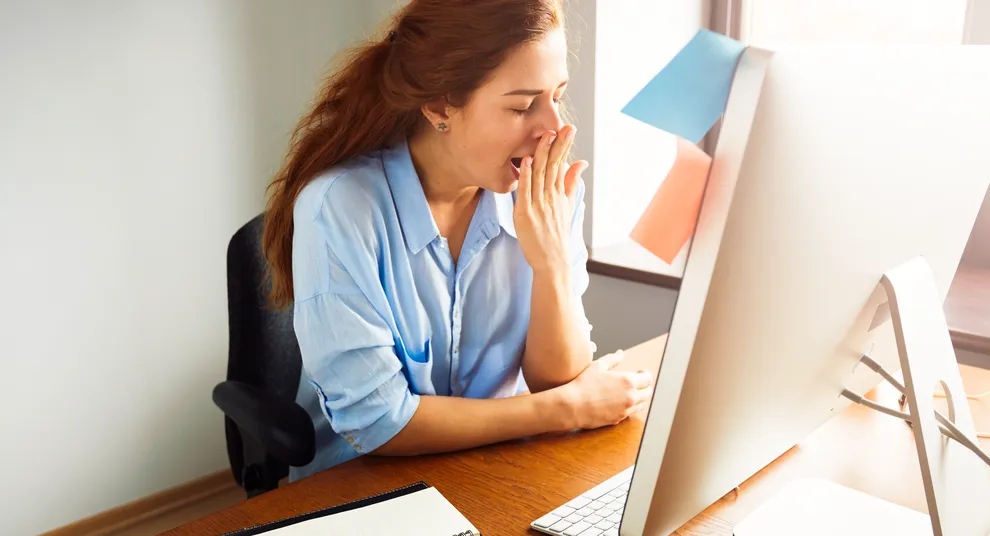 portret-ustaloi-sonnoi-biznes-ledi-zevaa-rabotaa-za-stolom-v-ofise