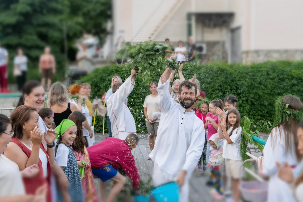 люди участвуют в празднике