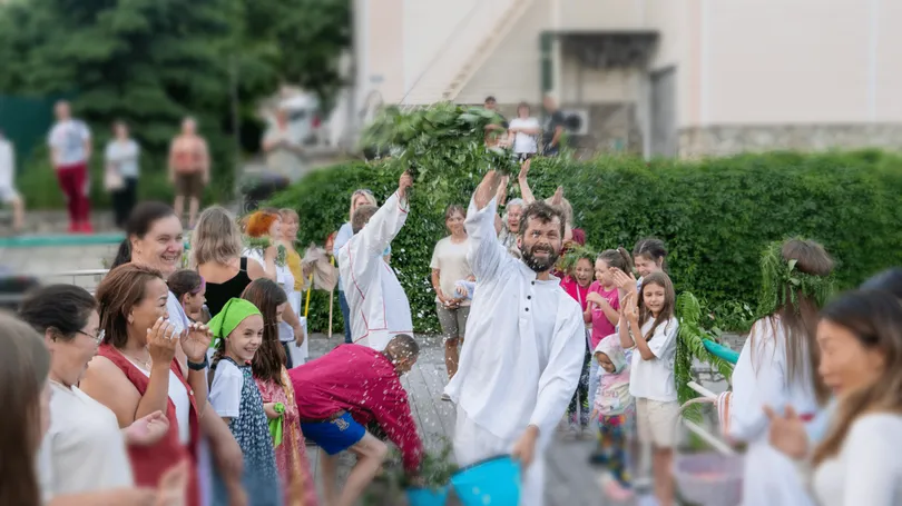 люди участвуют в празднике