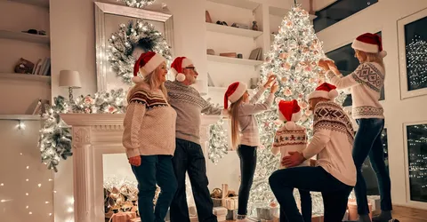 scastlivaa-sem-a-v-krasnoi-slape-ukrasaet-elku