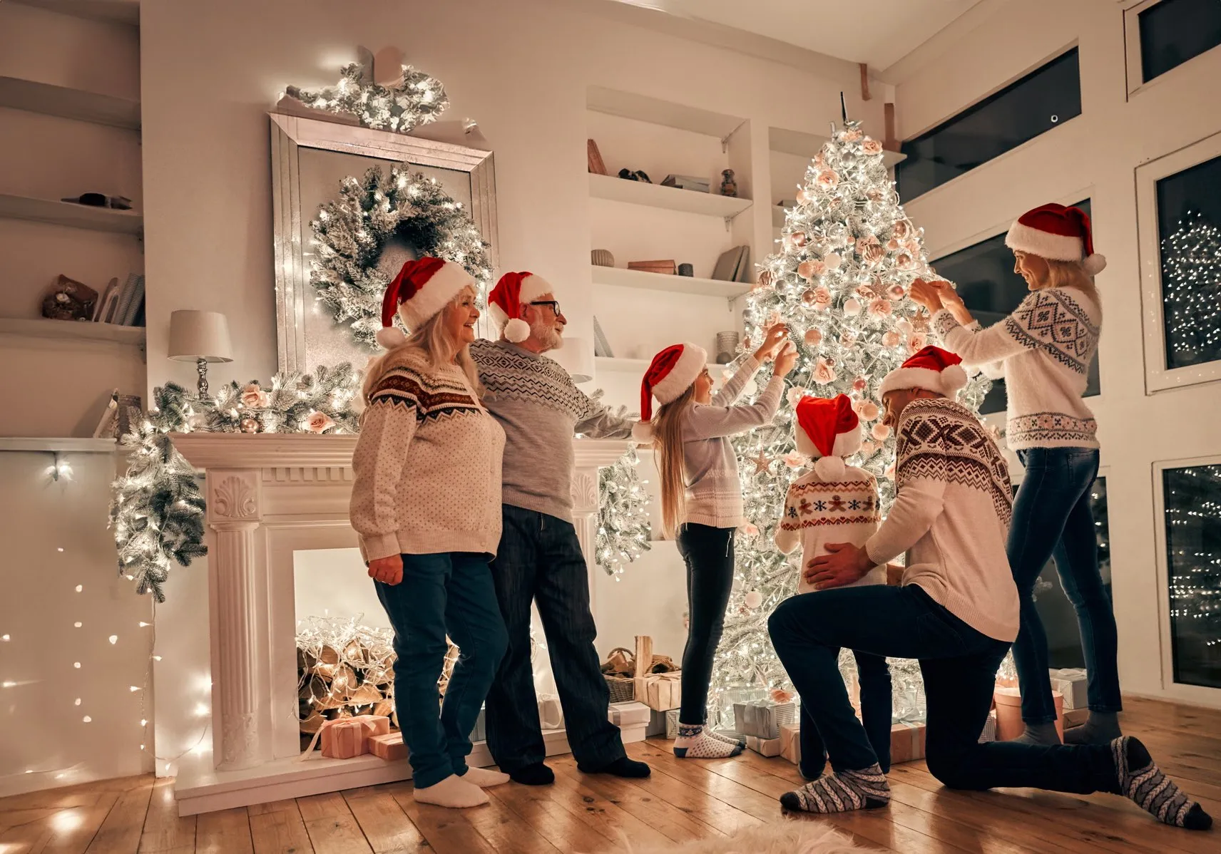 семья наряжает елку на новый год