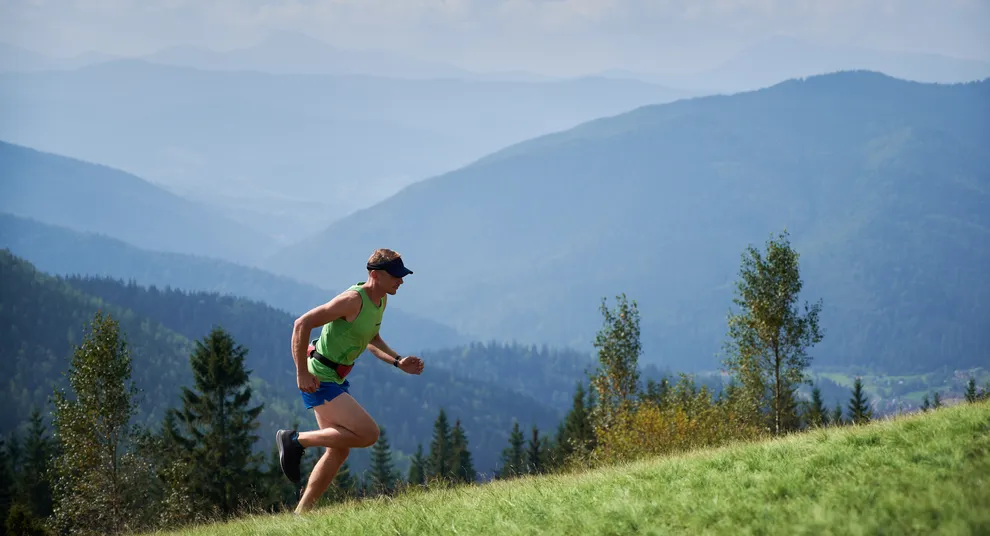 sportivnyi-molodoi-celovek-bezit-v-goru-v-gorah