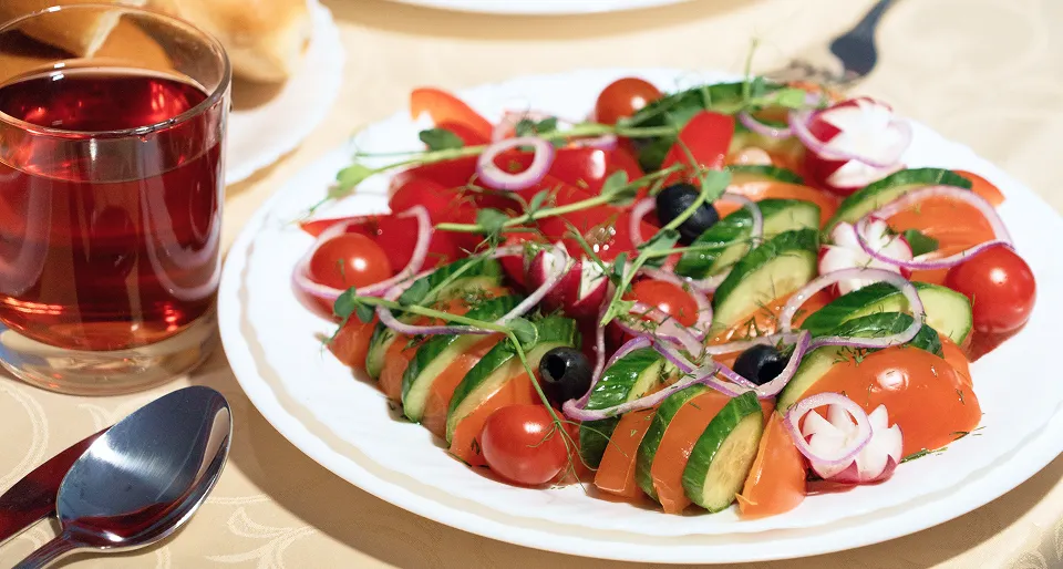 srednaa-cast-celoveka-derzasego-makarony-v-restorane 1