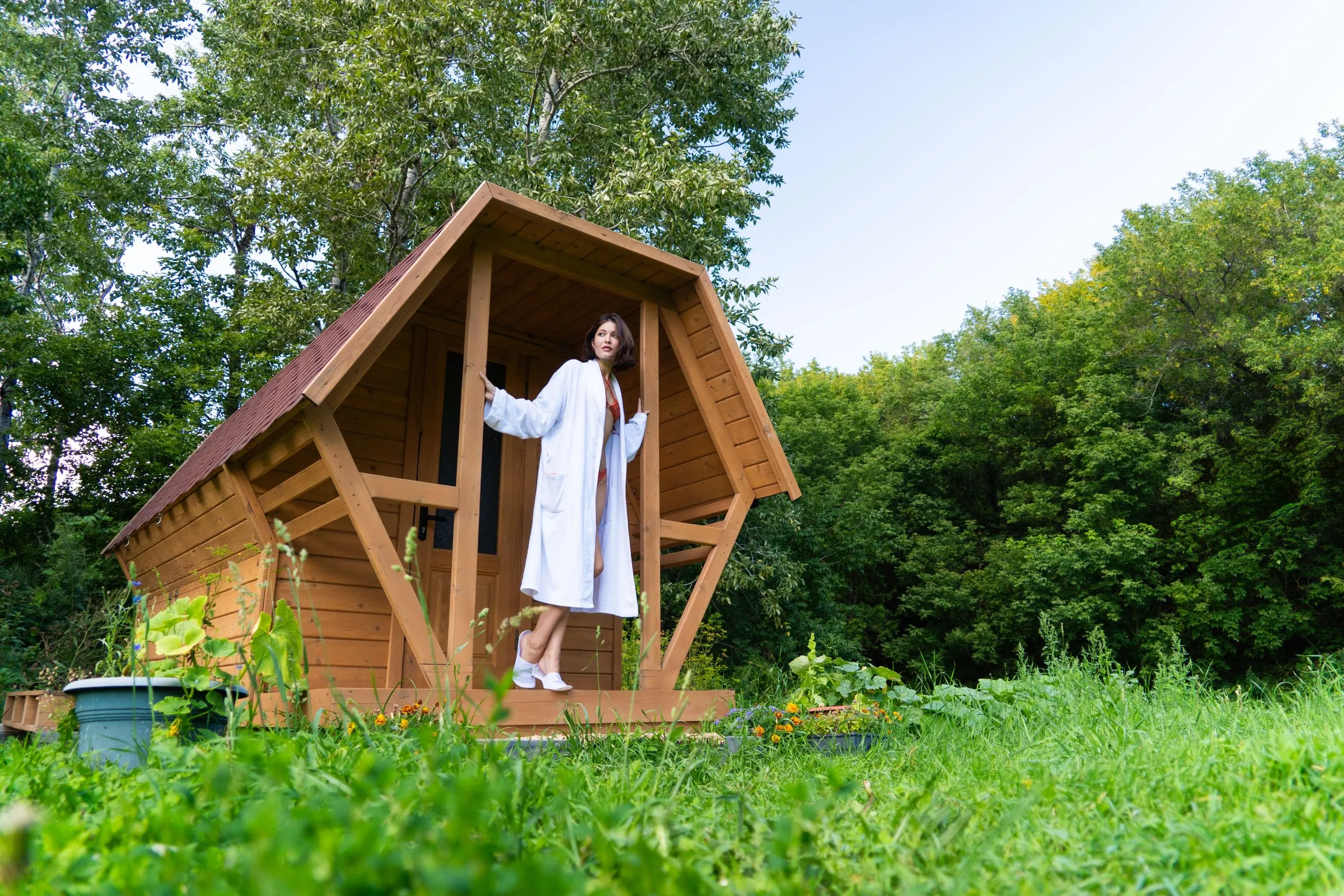 девука на входе в апидомик