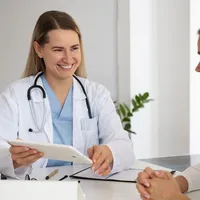 девушка на приеме у терапевта