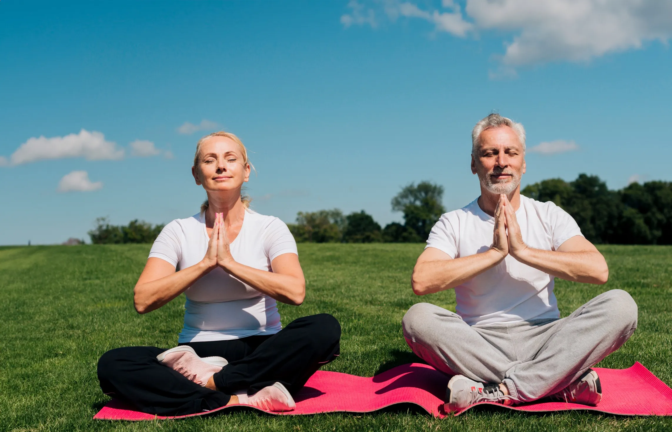 семейная пара занимается йогой