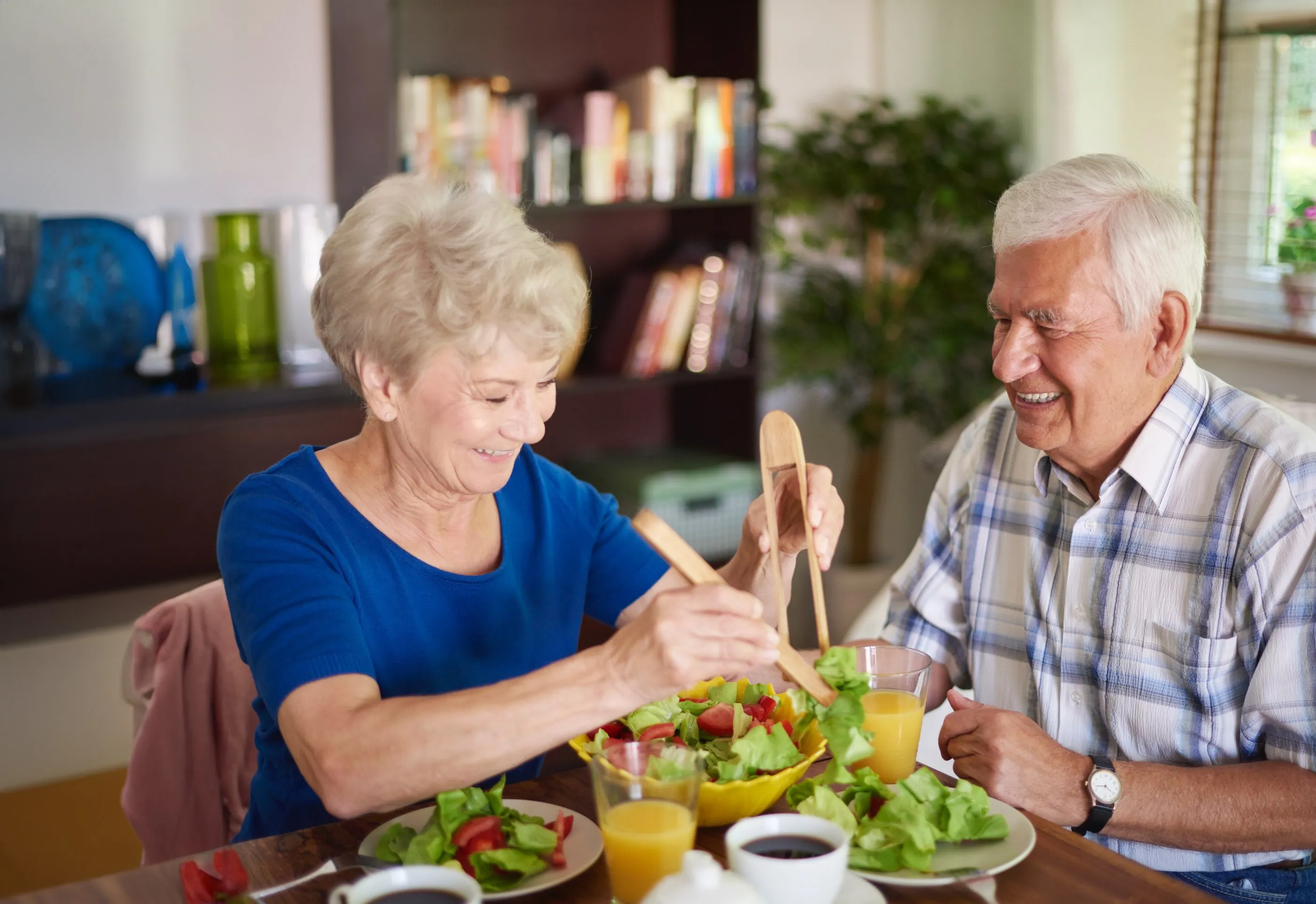 zdorovyi-zavtrak-s-edennyi-poziloi-paroi