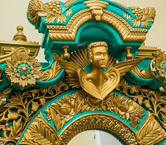 узор наверху зеркала